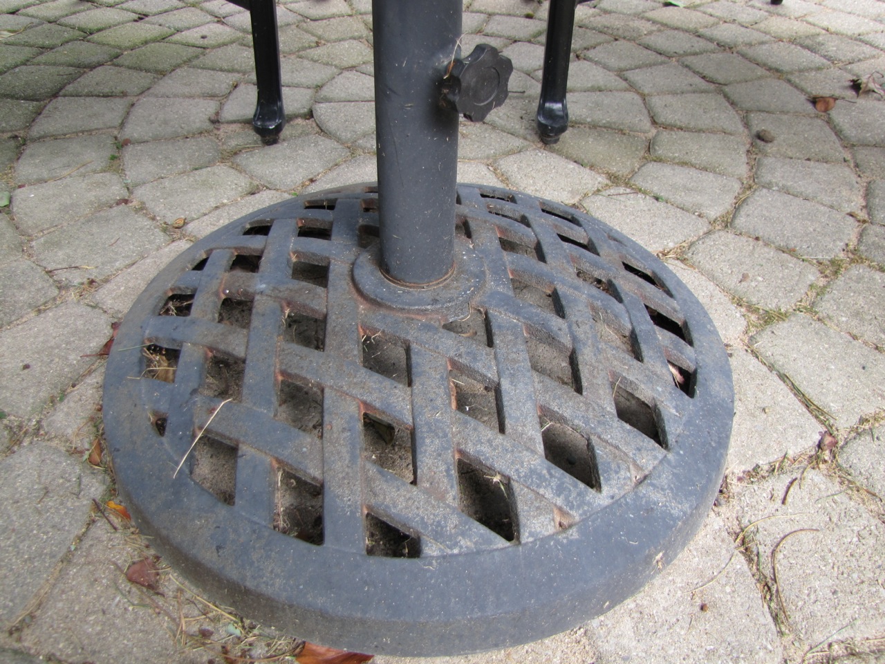 Smith and Hawken Edinborough Patio Dining Table and Chairs 