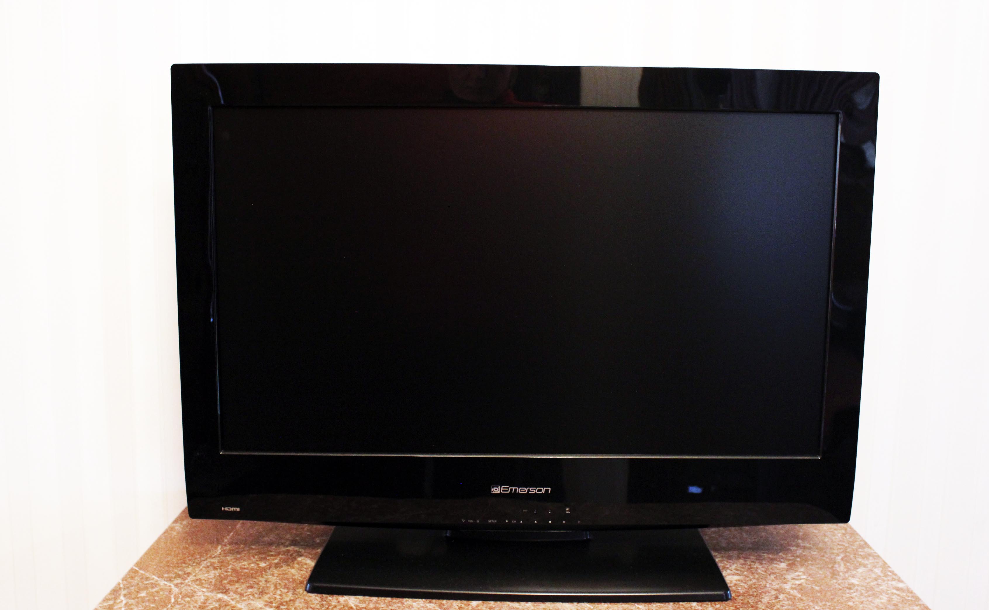 Emerson 26" LCD Flat Screen TV/DVD Combo 