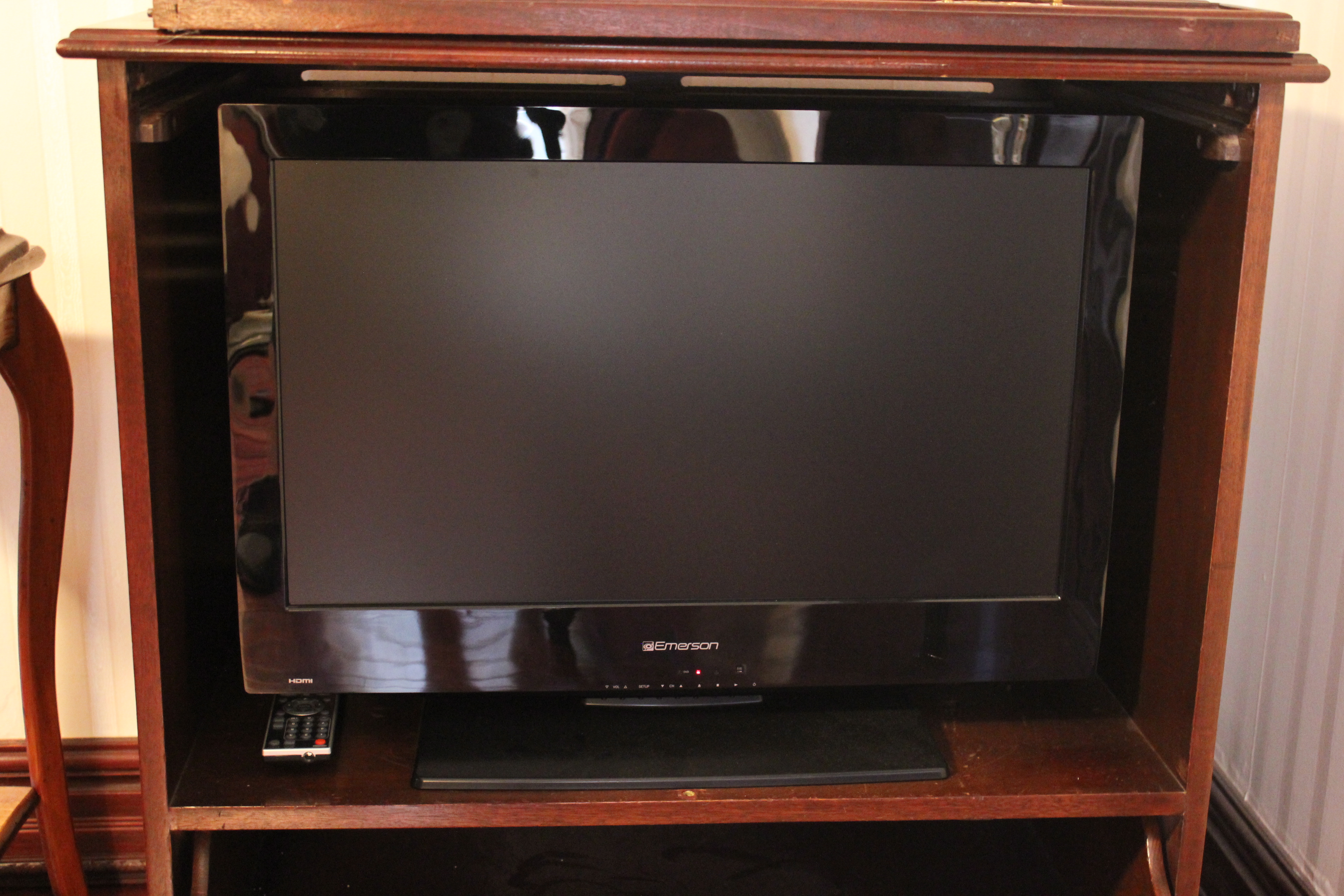 Emerson 26" LCD Flat Screen TV/DVD Combo 