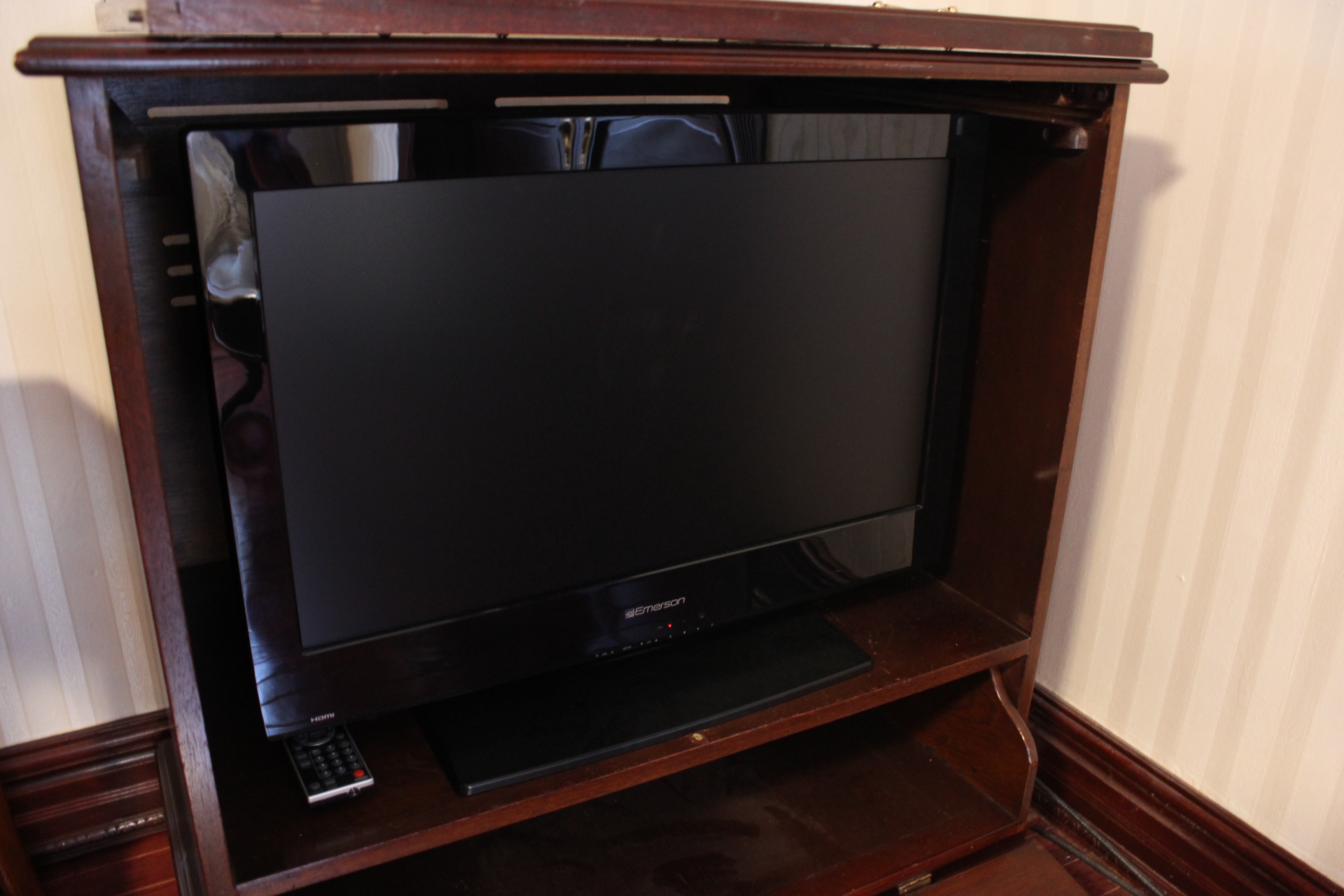 Emerson 26" LCD Flat Screen TV/DVD Combo 