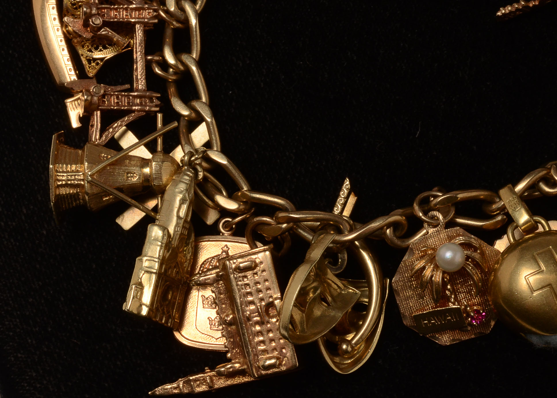 Vintage 14 K Yellow Gold Charm Bracelet (48.1 dwt)