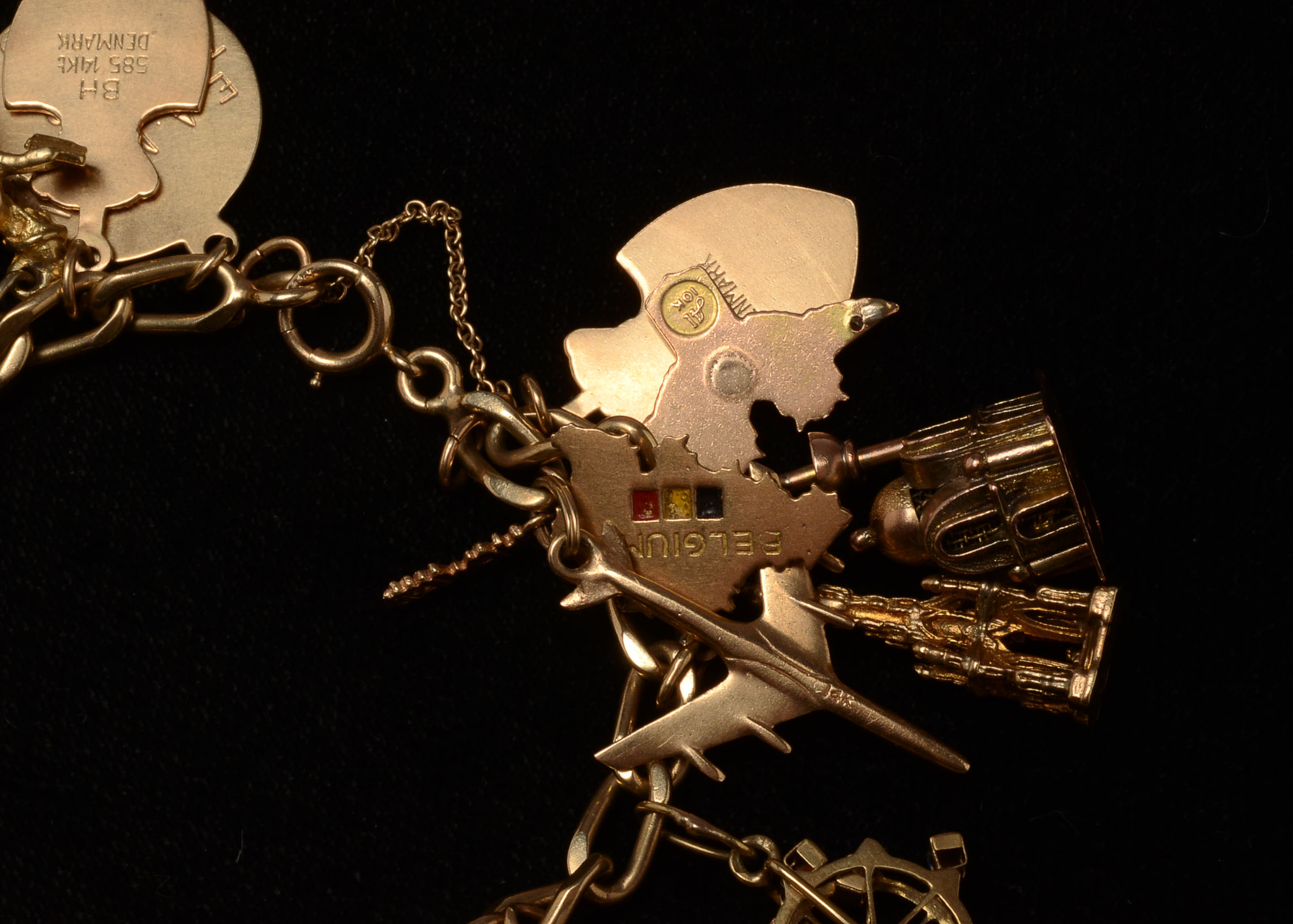Vintage 14 K Yellow Gold Charm Bracelet (48.1 dwt)