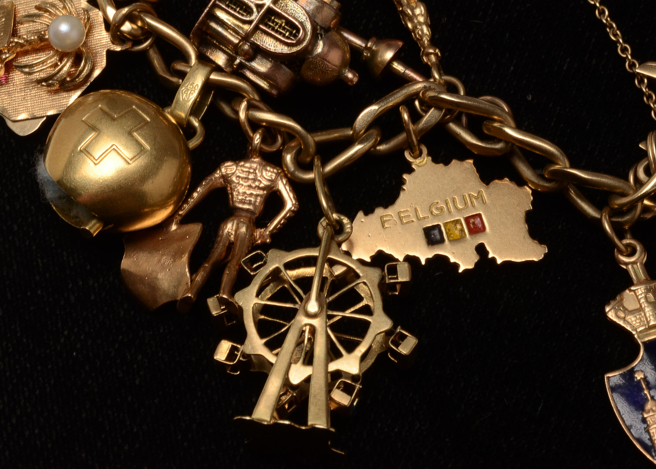Vintage 14 K Yellow Gold Charm Bracelet (48.1 dwt)
