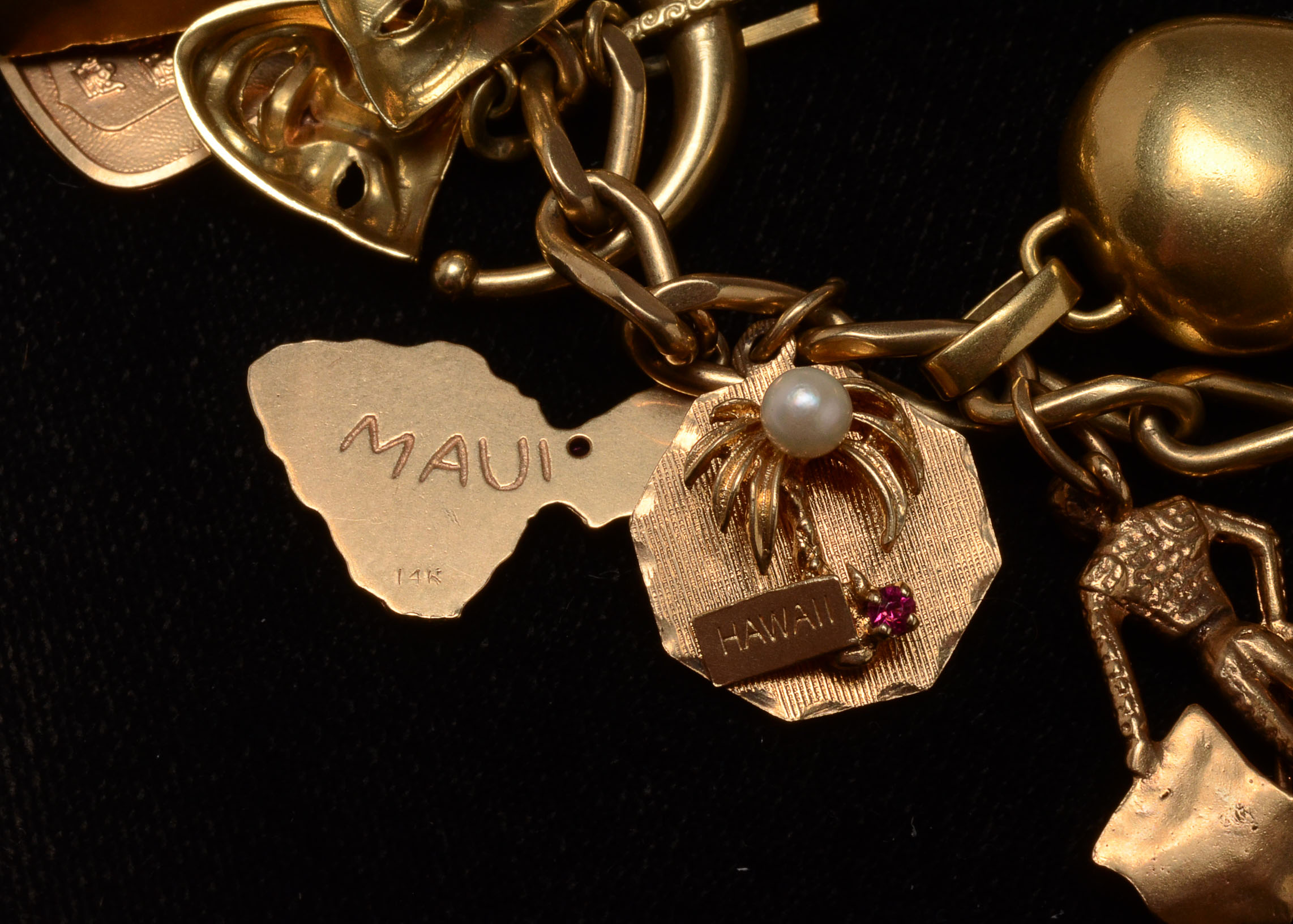 Vintage 14 K Yellow Gold Charm Bracelet (48.1 dwt)