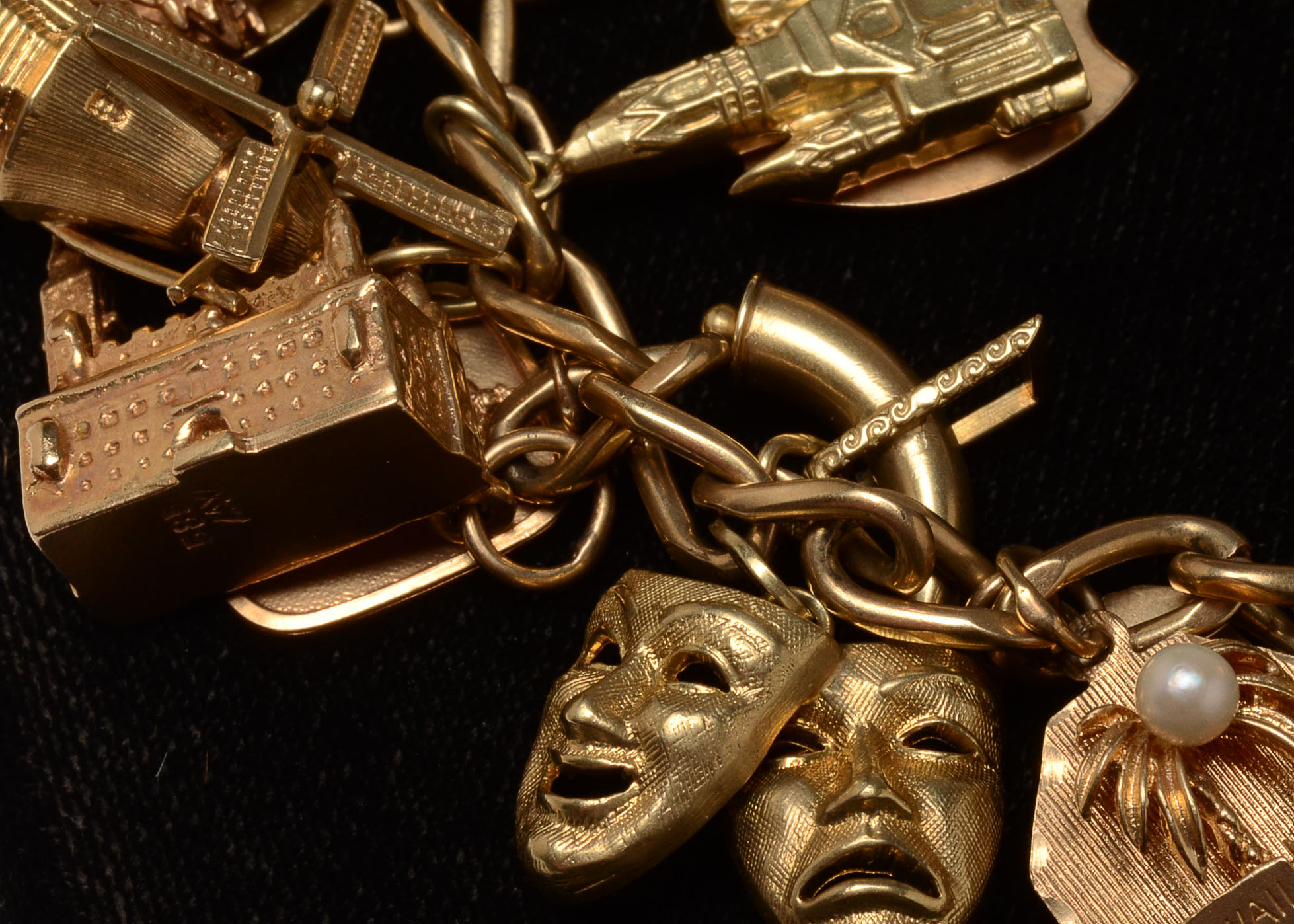 Vintage 14 K Yellow Gold Charm Bracelet (48.1 dwt)