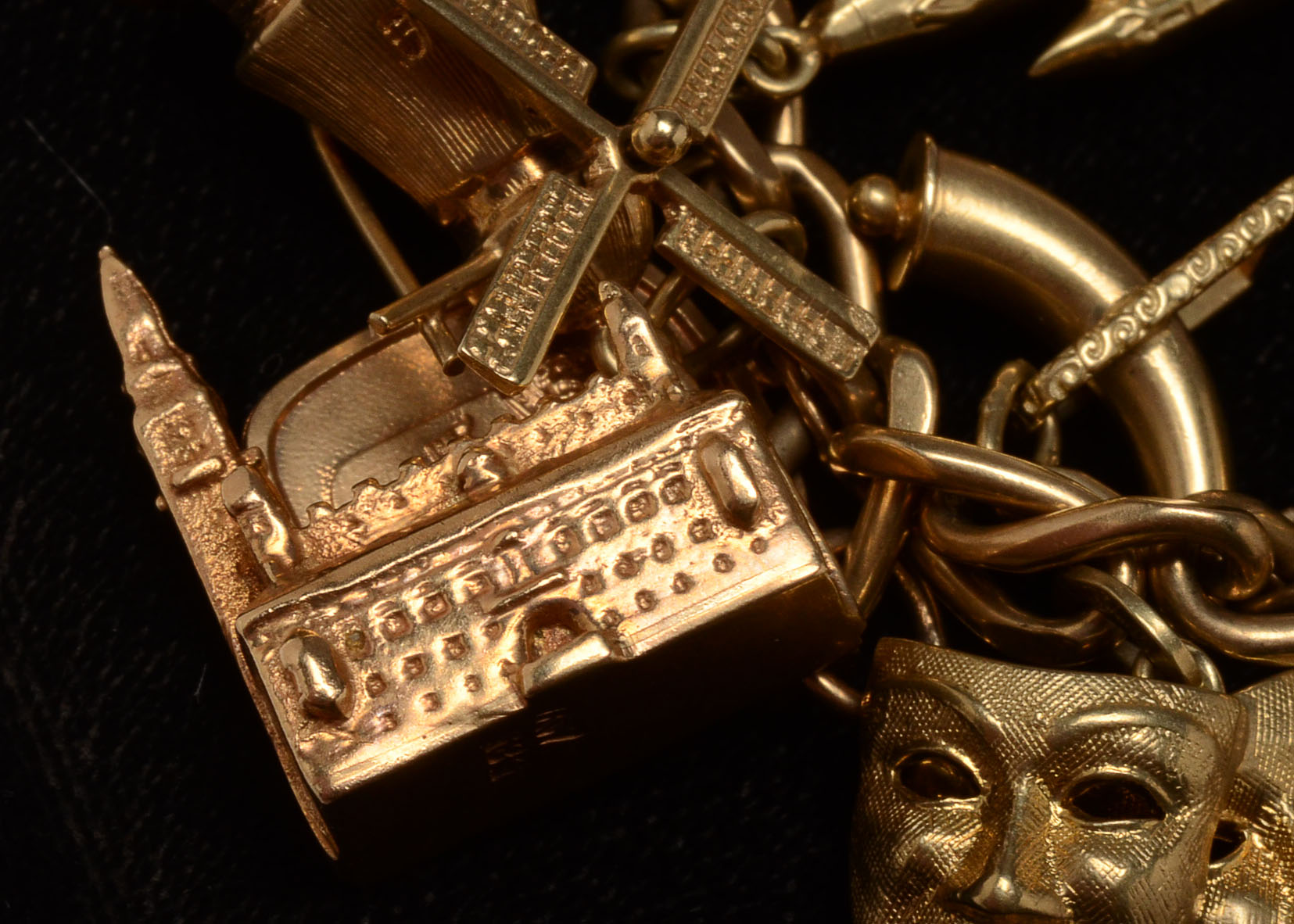 Vintage 14 K Yellow Gold Charm Bracelet (48.1 dwt)