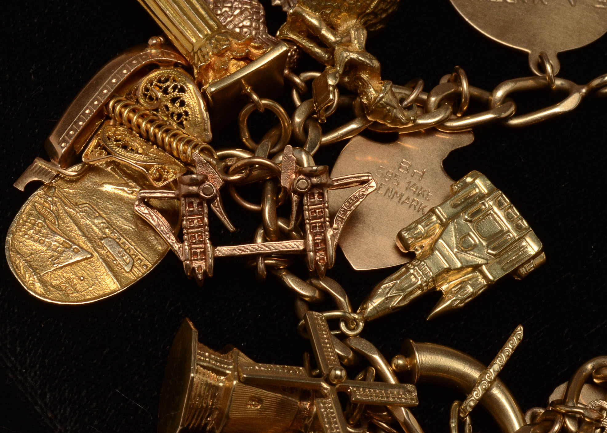 Vintage 14 K Yellow Gold Charm Bracelet (48.1 dwt)