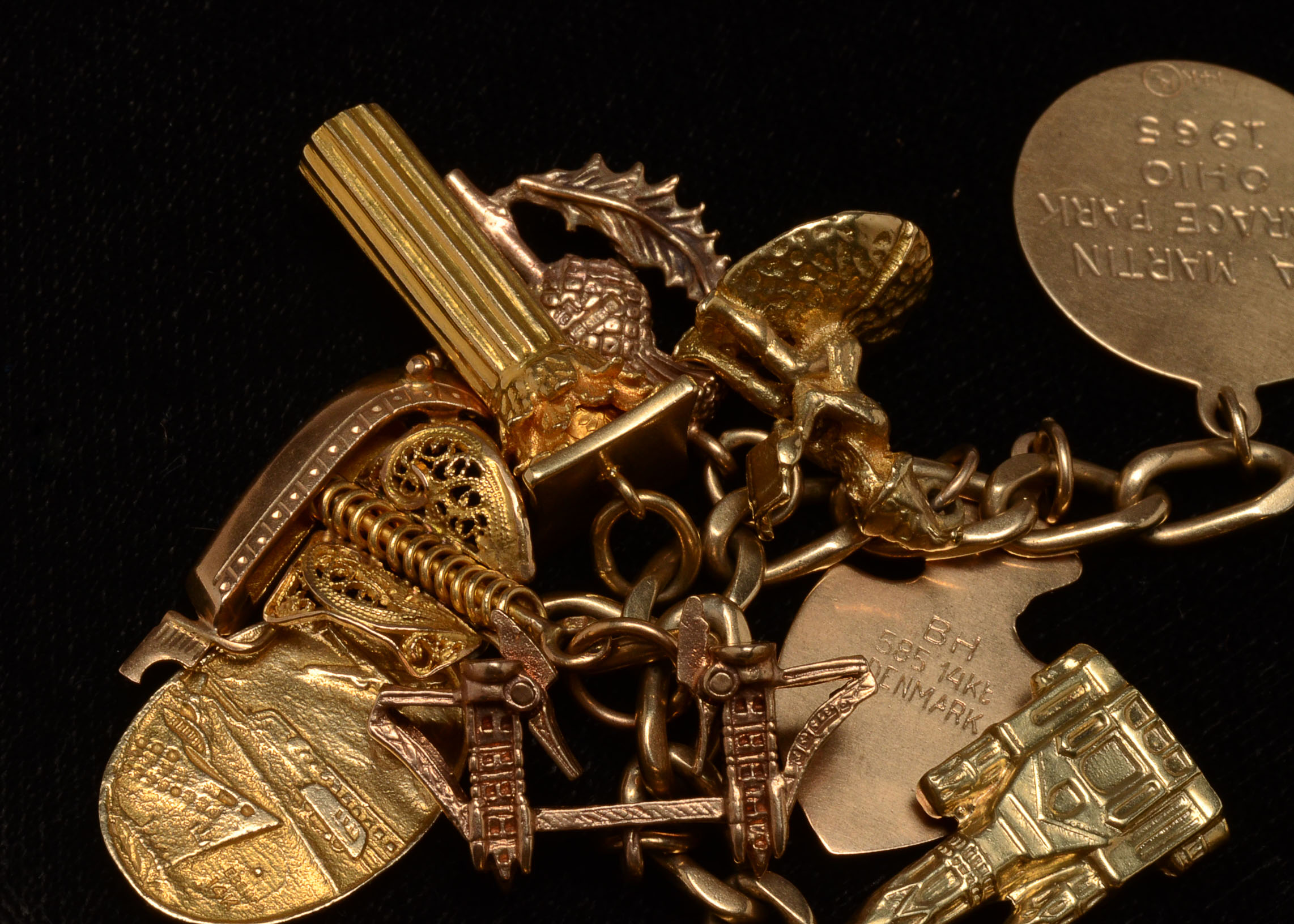 Vintage 14 K Yellow Gold Charm Bracelet (48.1 dwt)