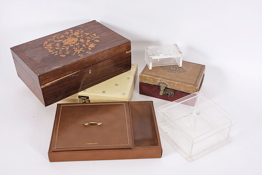 Mahogany Veneered Jewelry Box with Inlaid Satinwood Marquetry