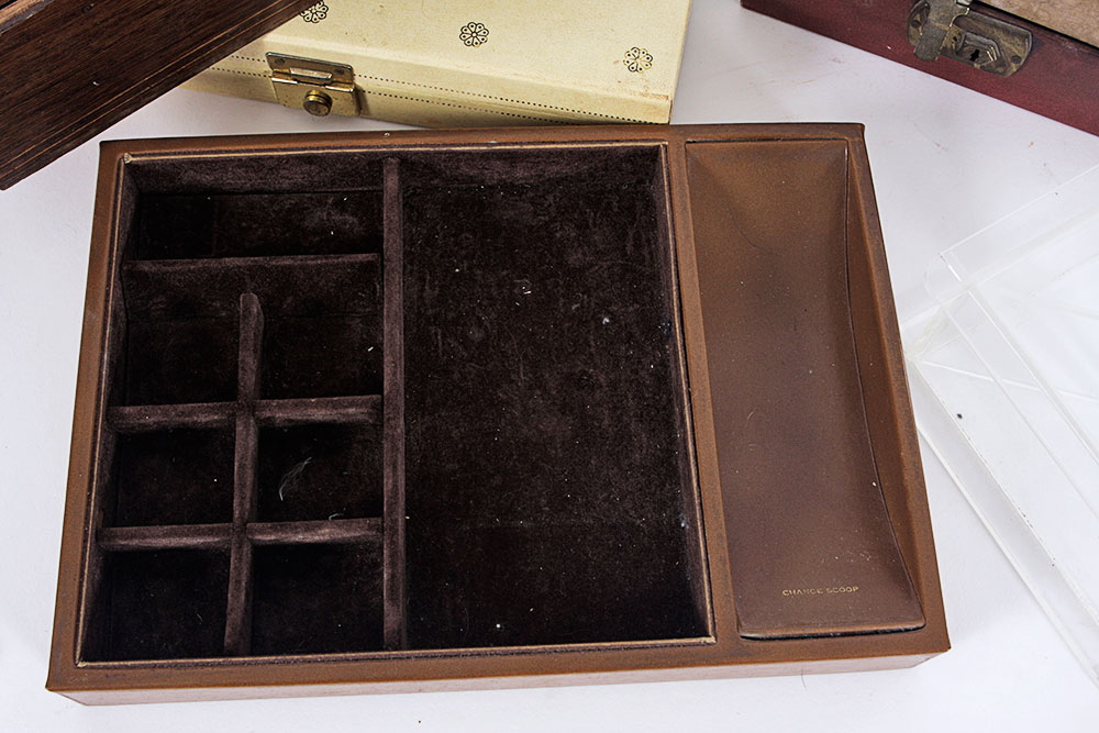 Mahogany Veneered Jewelry Box with Inlaid Satinwood Marquetry