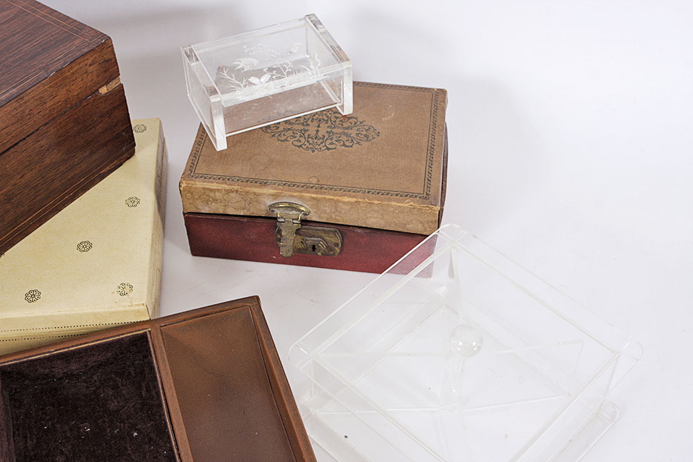 Mahogany Veneered Jewelry Box with Inlaid Satinwood Marquetry