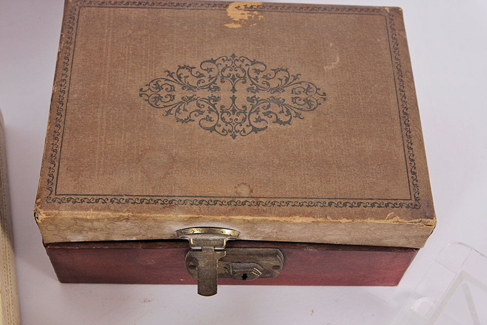 Mahogany Veneered Jewelry Box with Inlaid Satinwood Marquetry