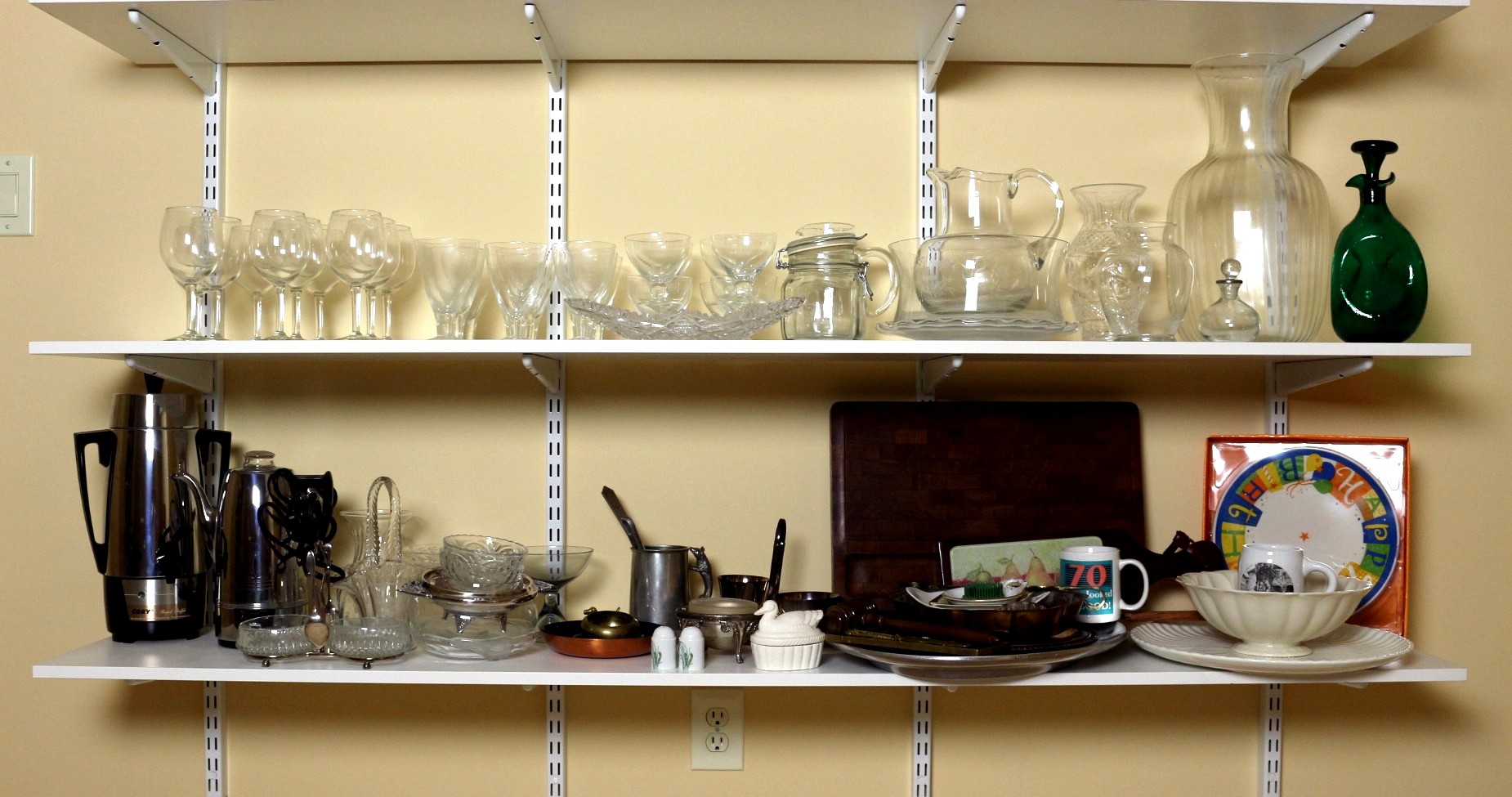 Entertainment and Decor Cleanout Lot