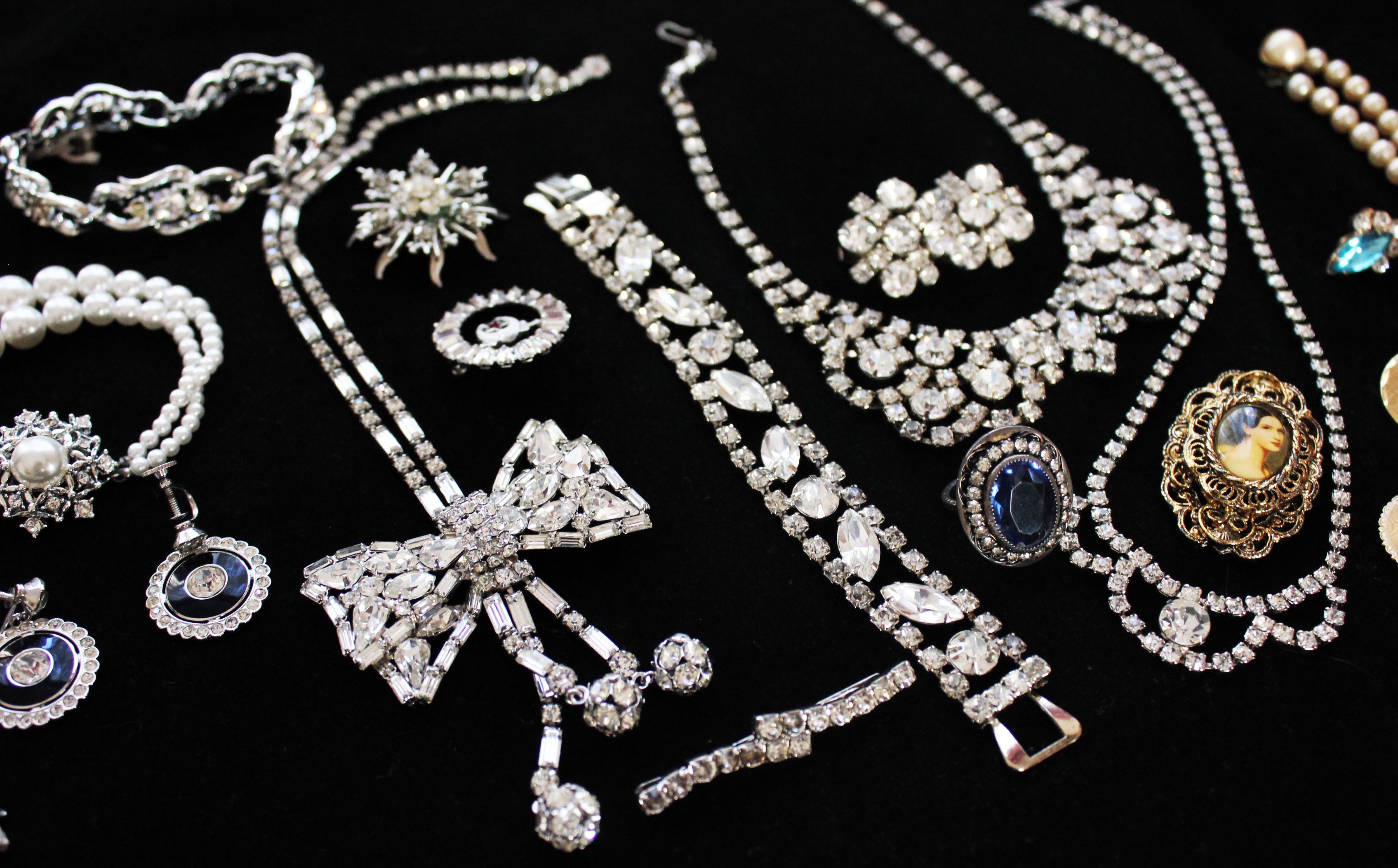 Collection of Women's Vintage Costume Jewlery