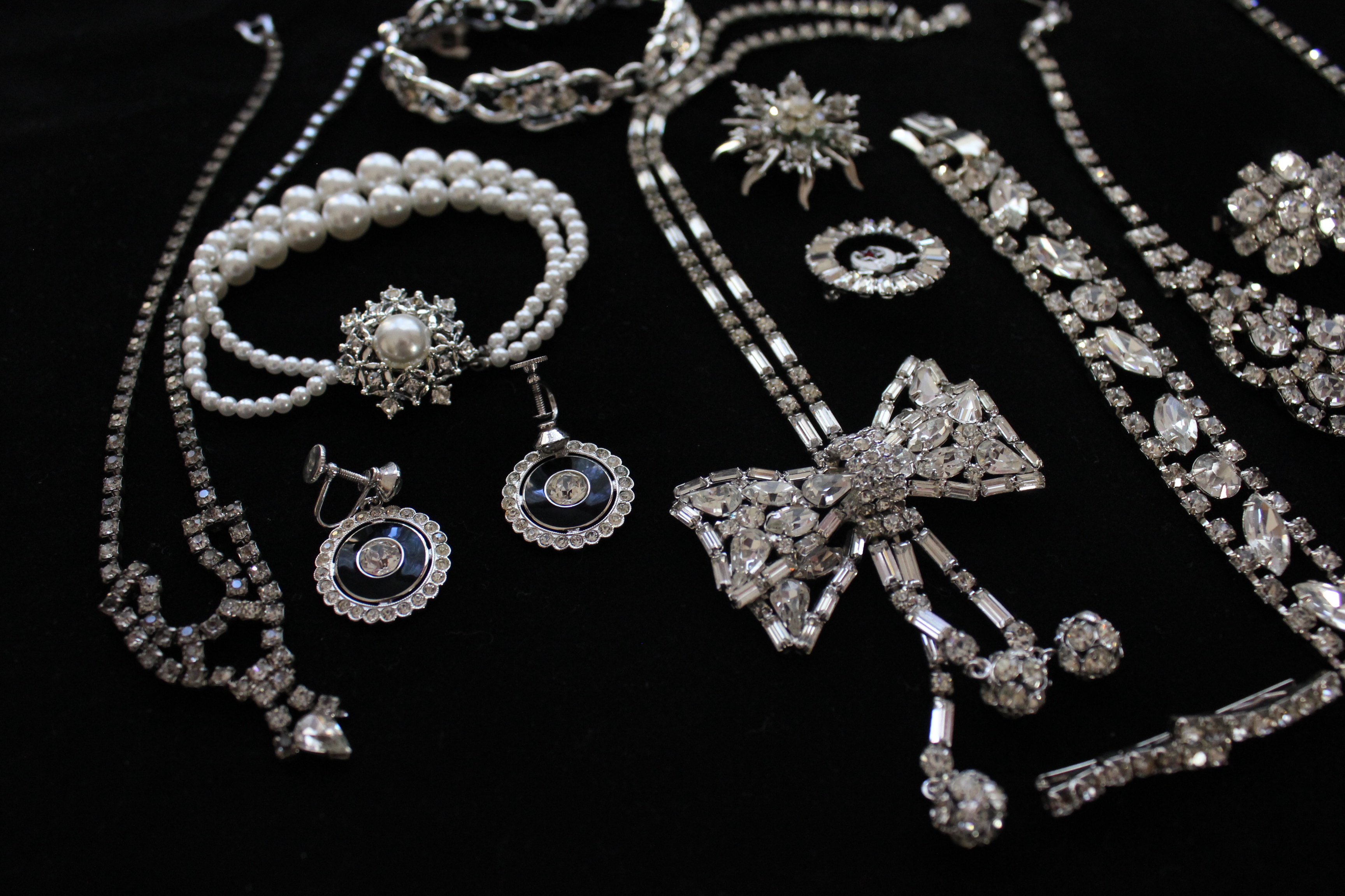 Collection of Women's Vintage Costume Jewlery