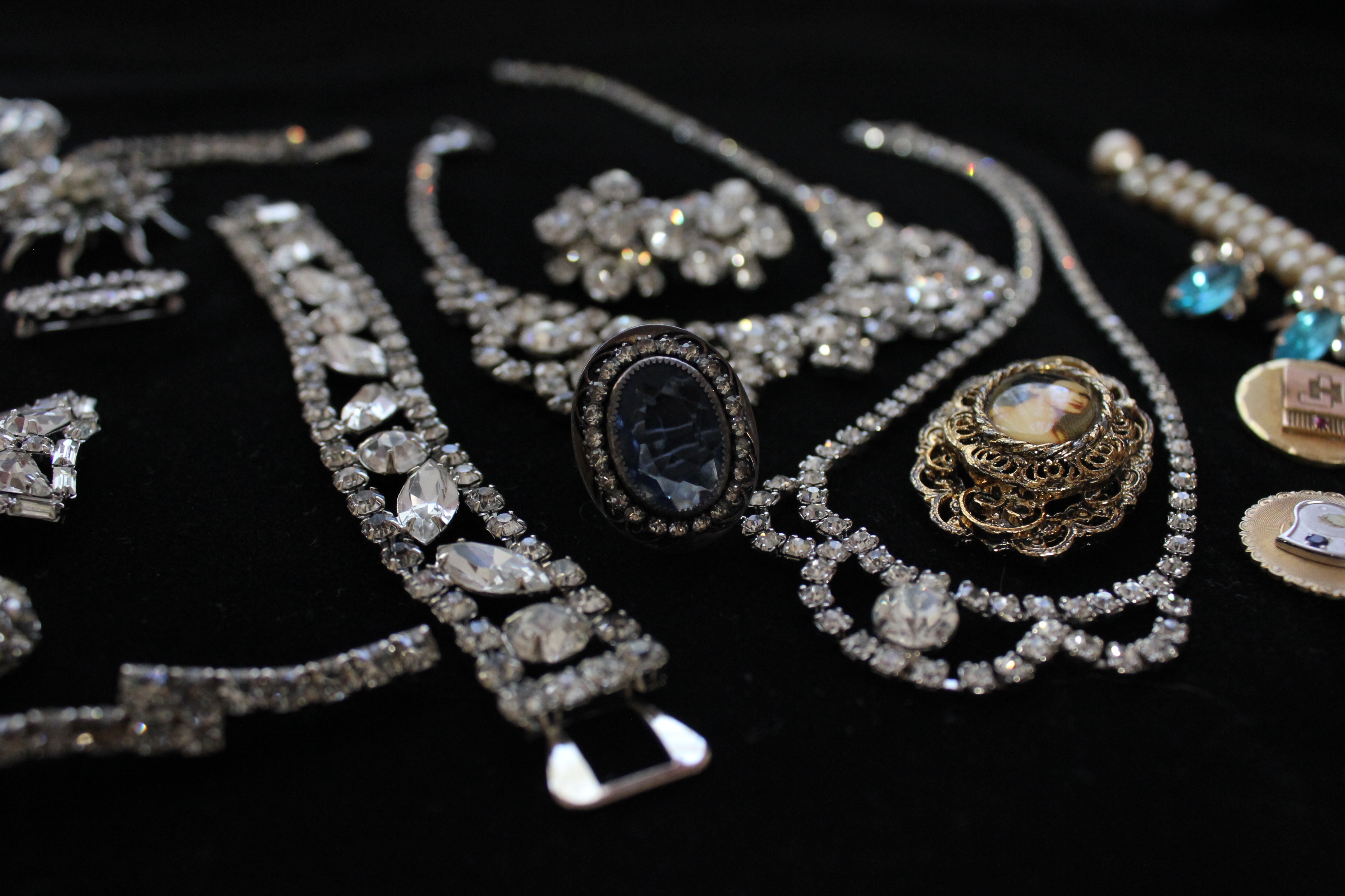 Collection of Women's Vintage Costume Jewlery