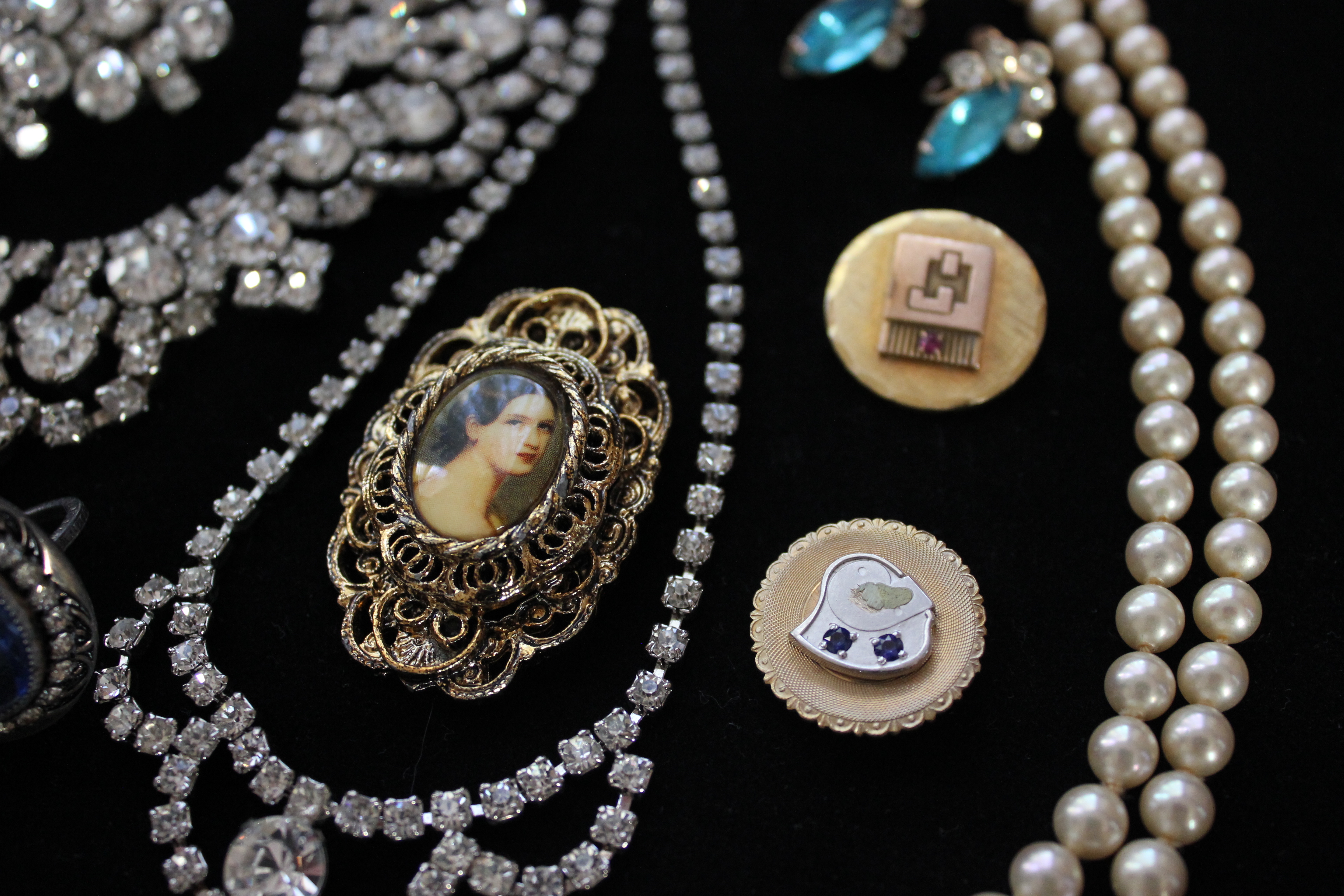 Collection of Women's Vintage Costume Jewlery