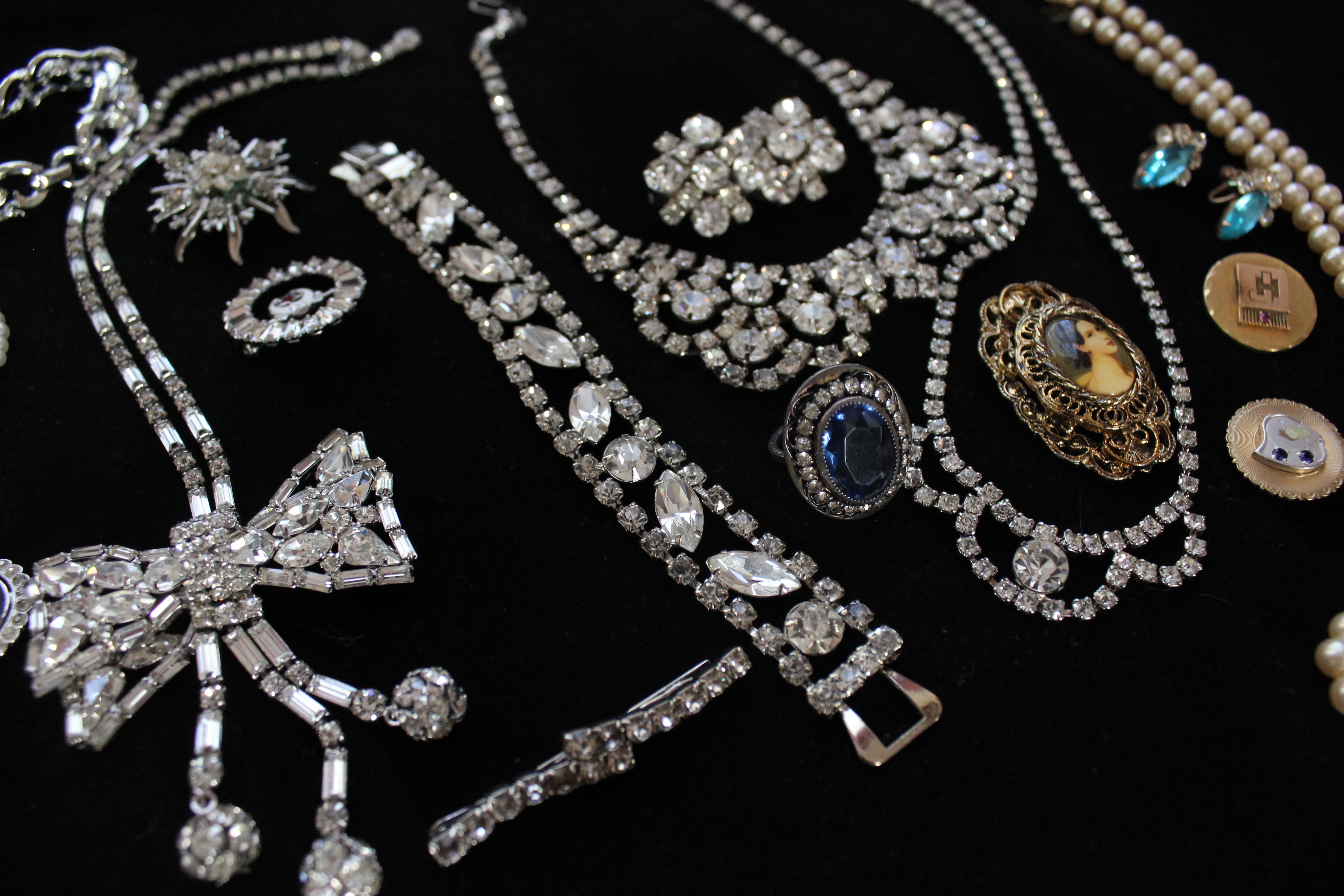 Collection of Women's Vintage Costume Jewlery