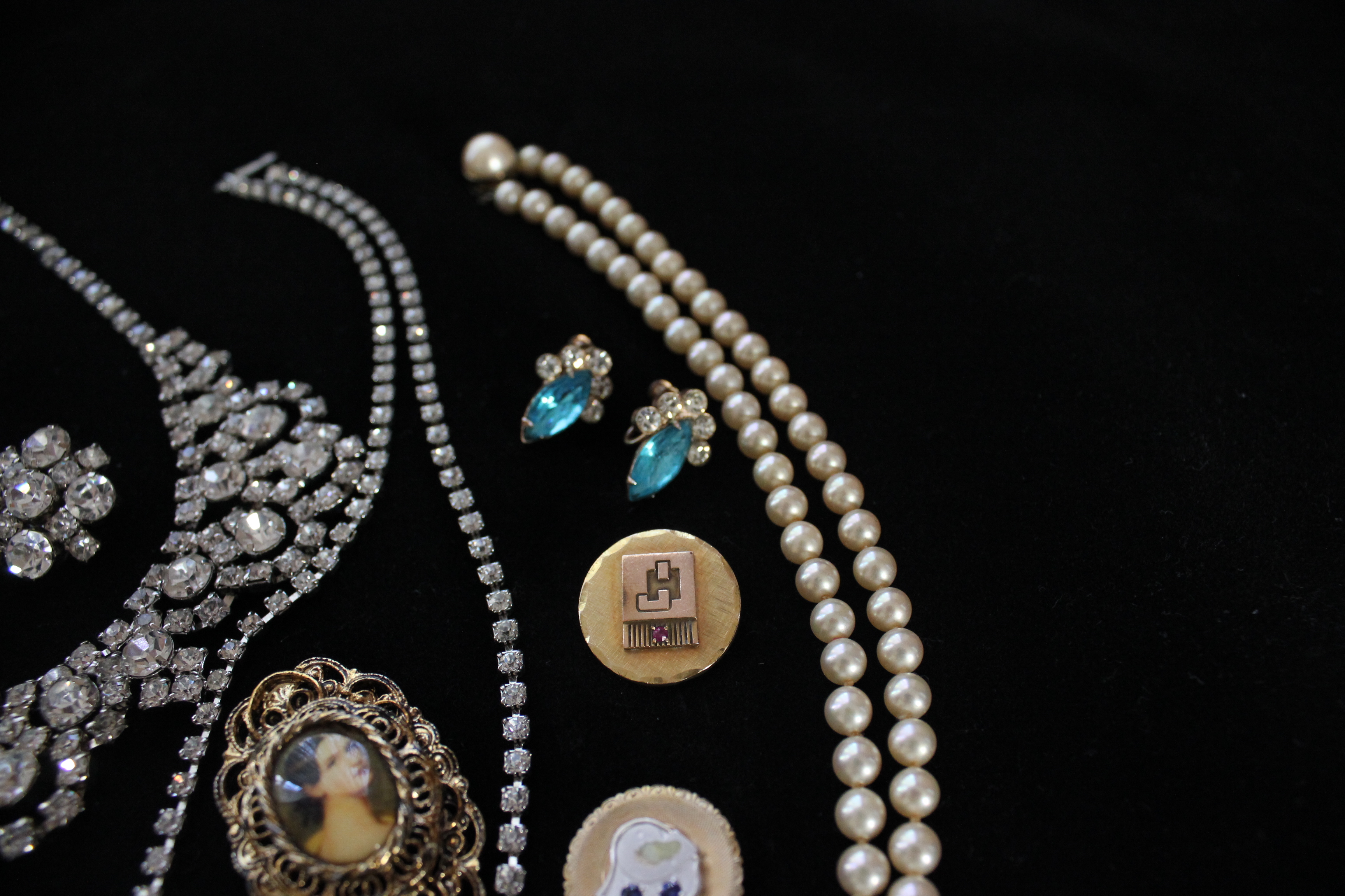 Collection of Women's Vintage Costume Jewlery