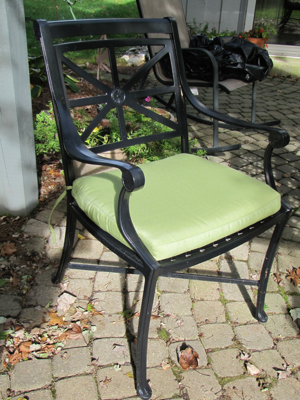 Smith and Hawken Edinborough Patio Dining Table and Chairs 