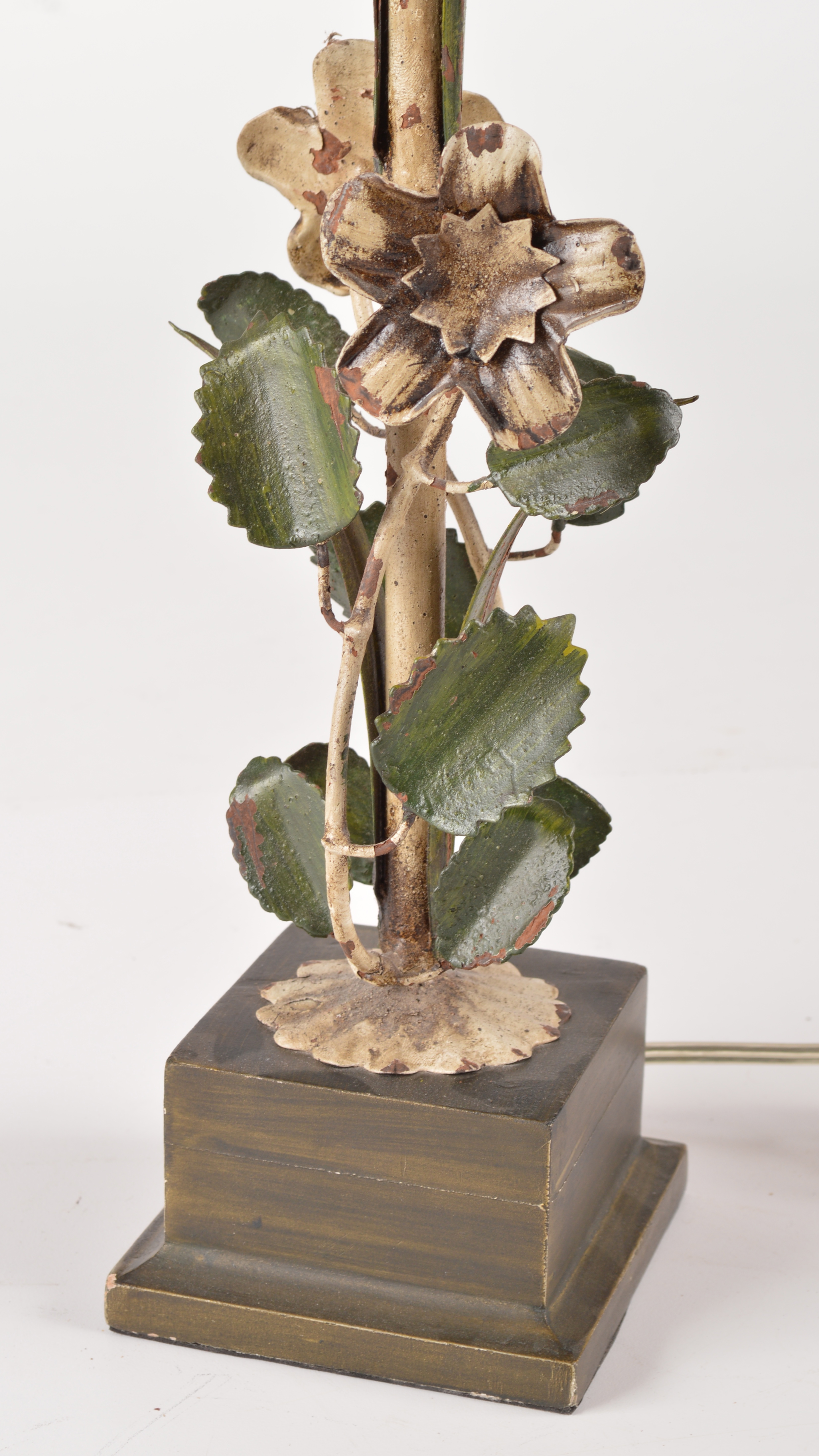 Metal Floral Table Lamp