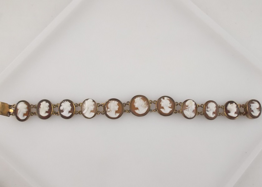 Vintage Cameo Chain Link Bracelet