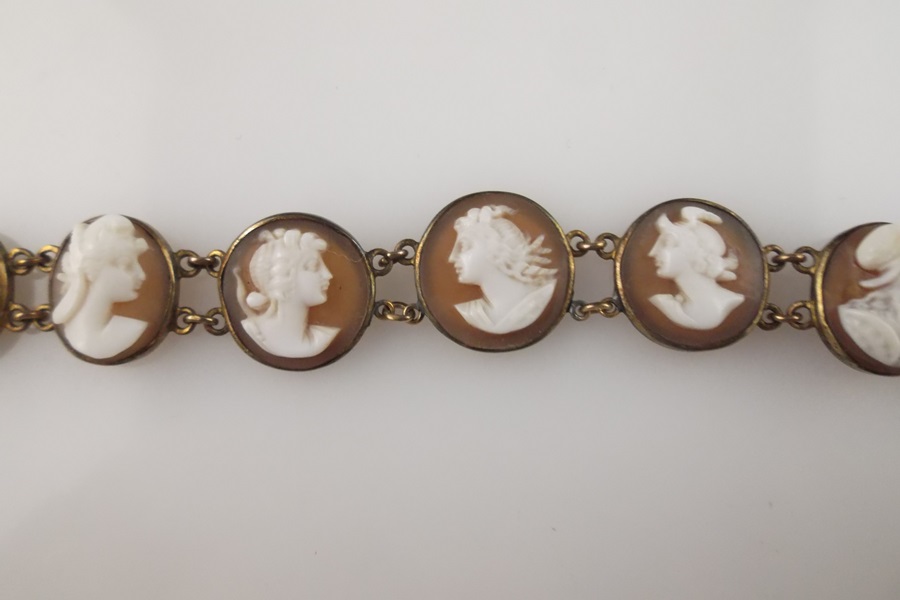 Vintage Cameo Chain Link Bracelet