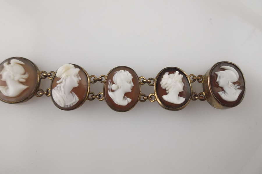 Vintage Cameo Chain Link Bracelet