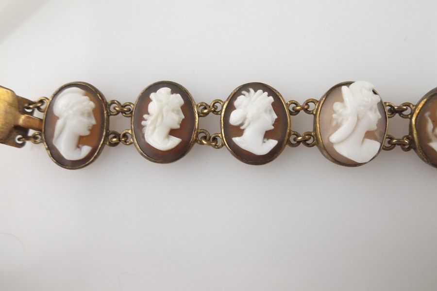 Vintage Cameo Chain Link Bracelet