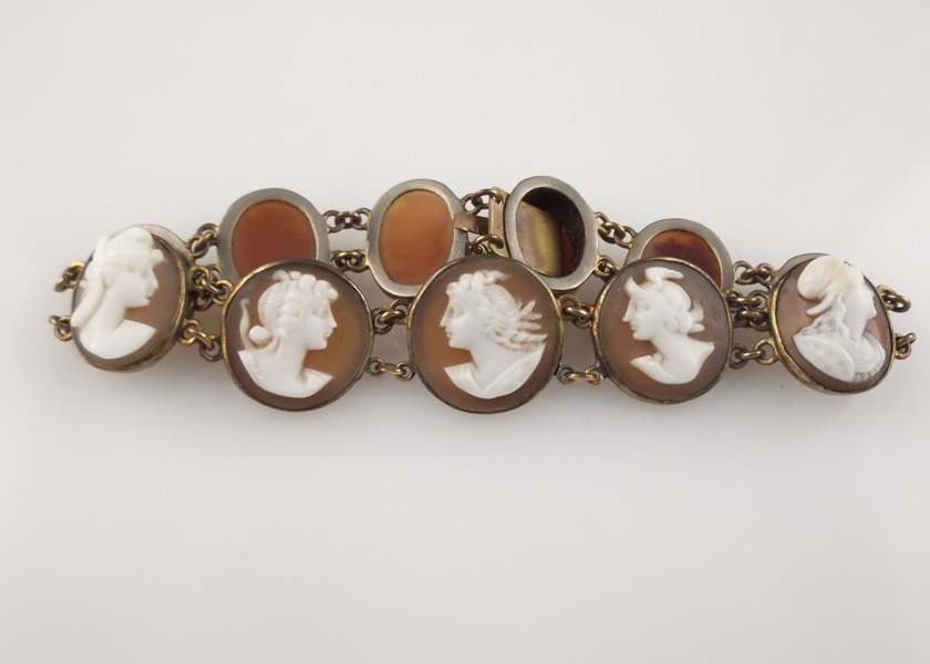 Vintage Cameo Chain Link Bracelet