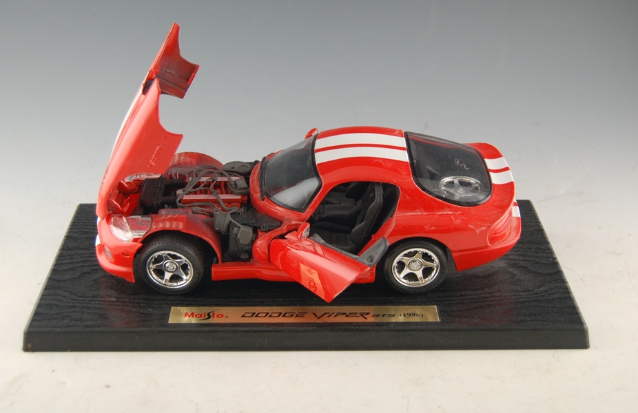 Maisto 1996 Dodge Viper GTS Collectible Car