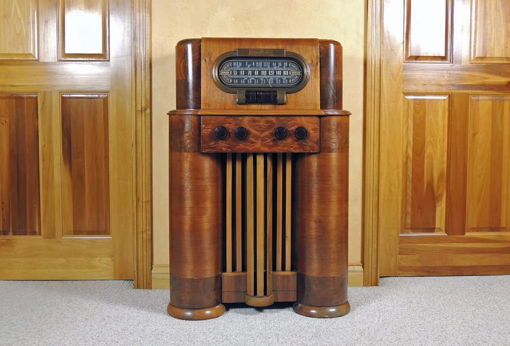 Vintage RCA Victor Art Deco Console Radio