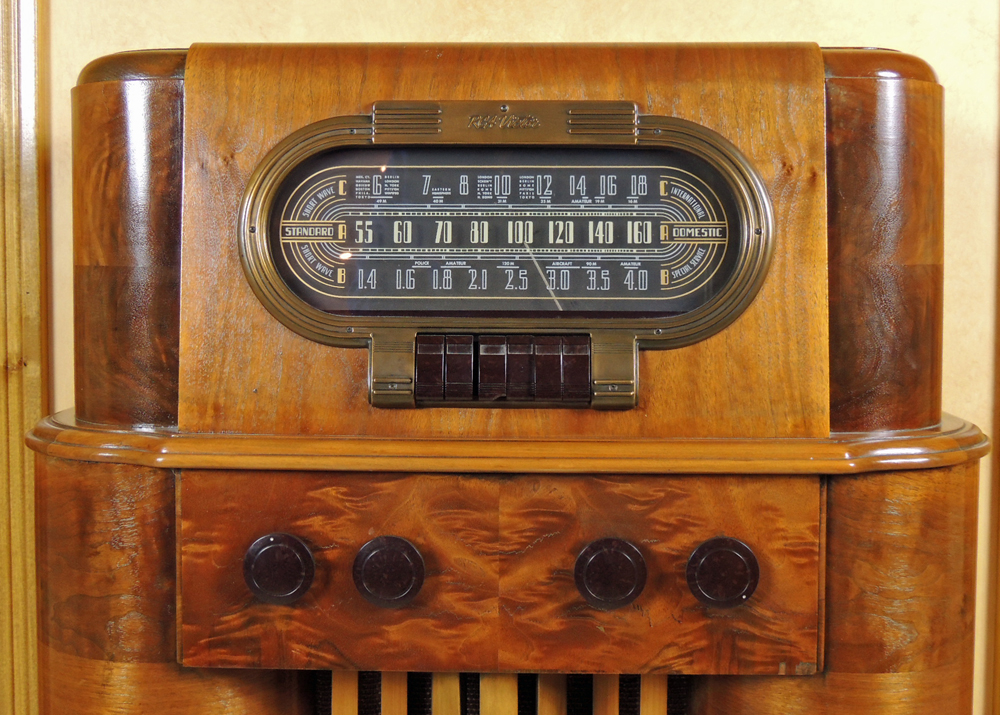 Vintage RCA Victor Art Deco Console Radio
