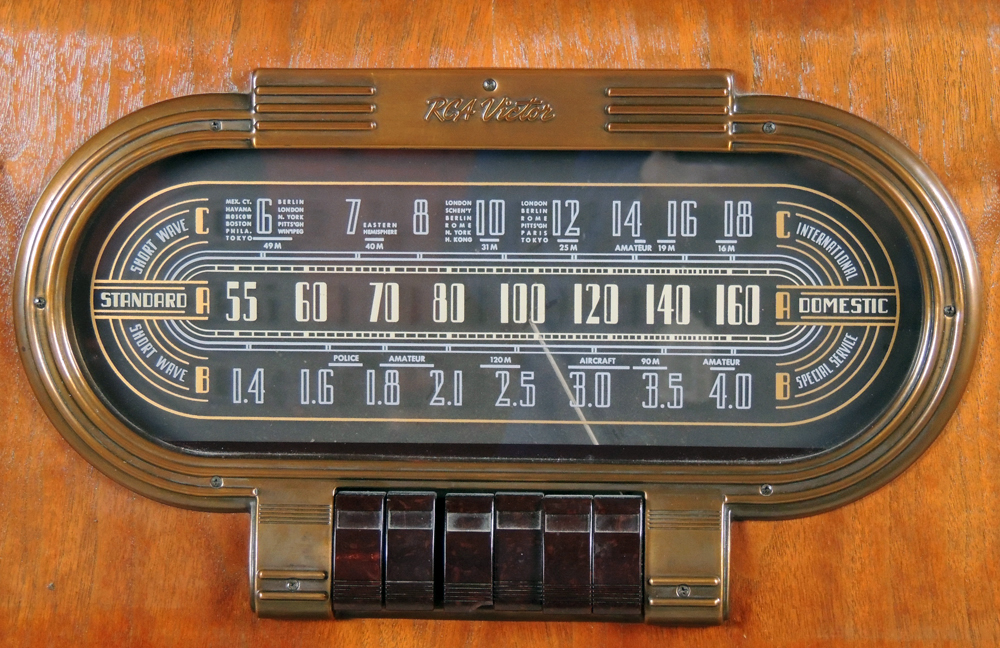 Vintage RCA Victor Art Deco Console Radio