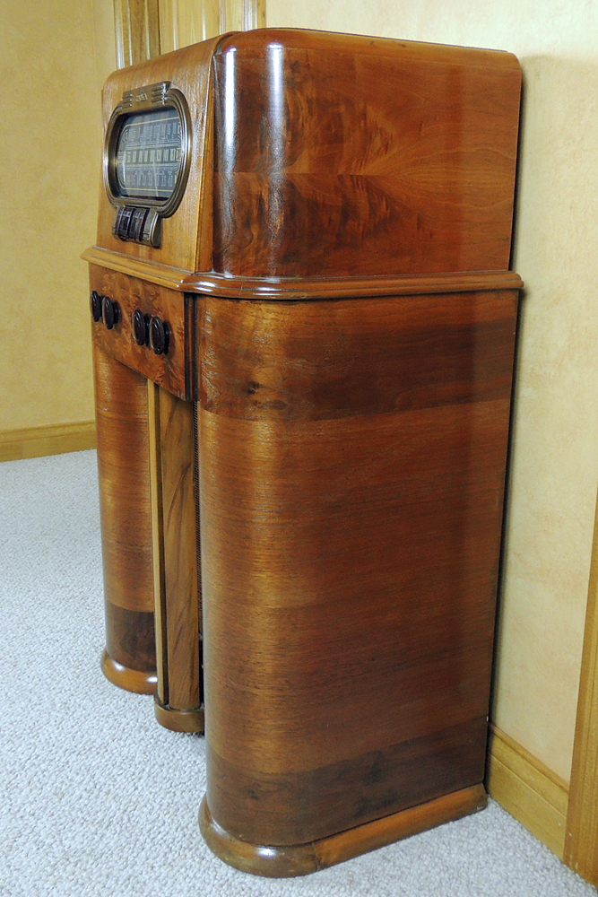 Vintage RCA Victor Art Deco Console Radio