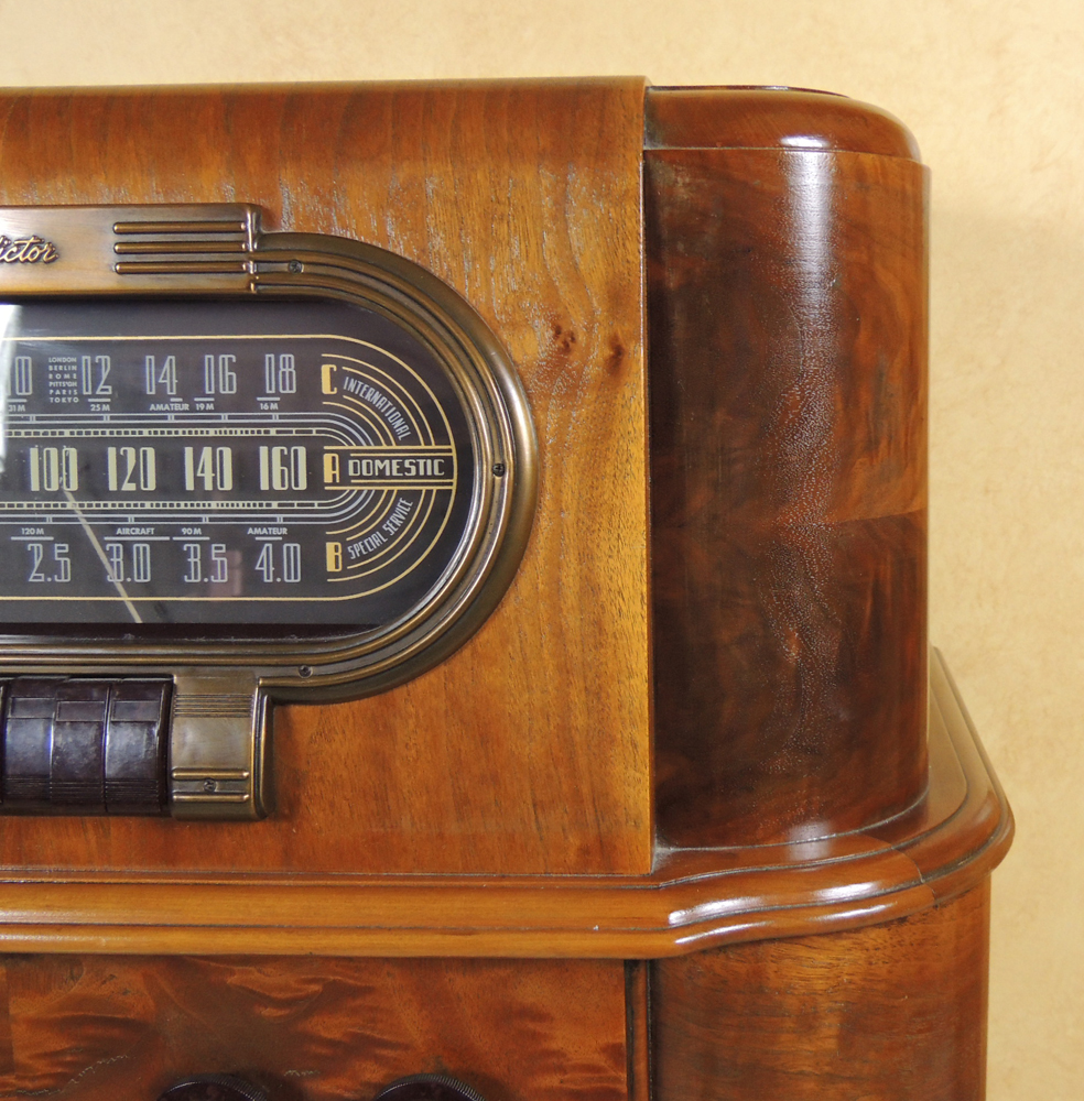 Vintage RCA Victor Art Deco Console Radio