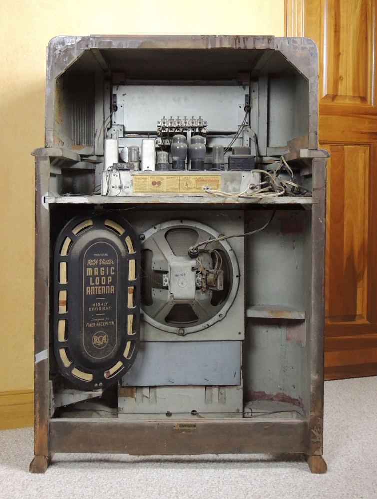 Vintage RCA Victor Art Deco Console Radio