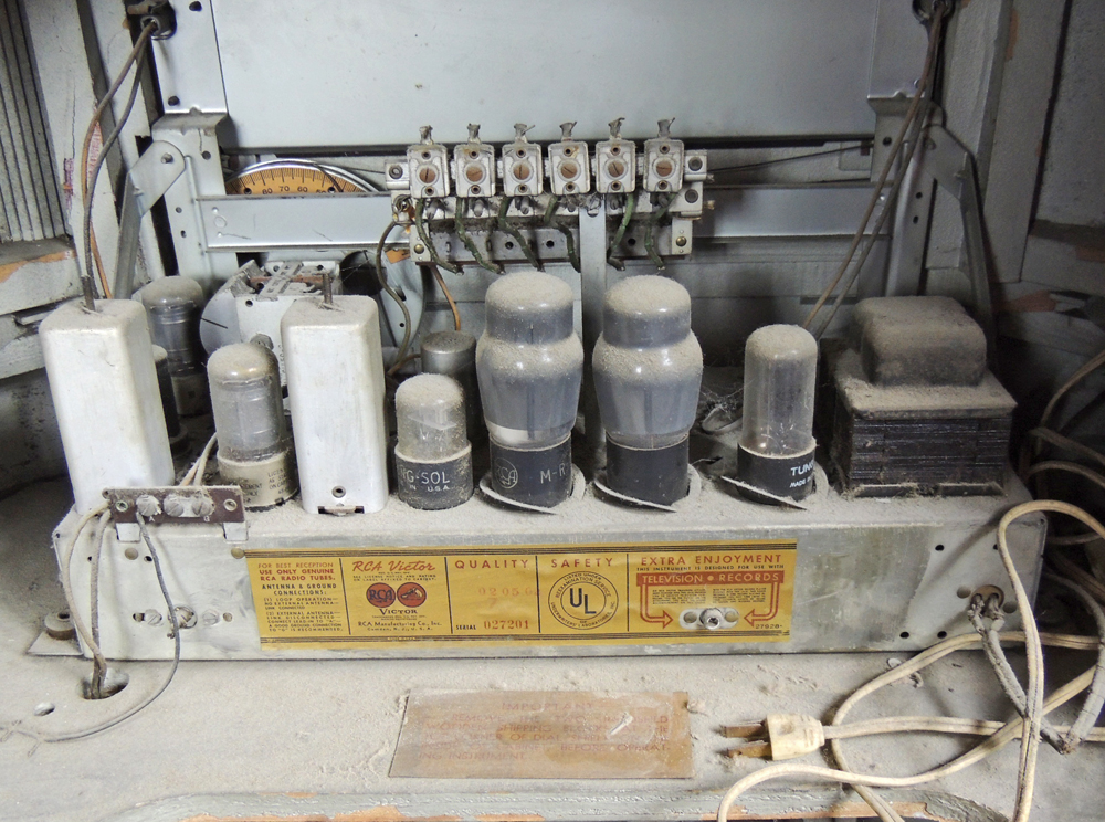 Vintage RCA Victor Art Deco Console Radio