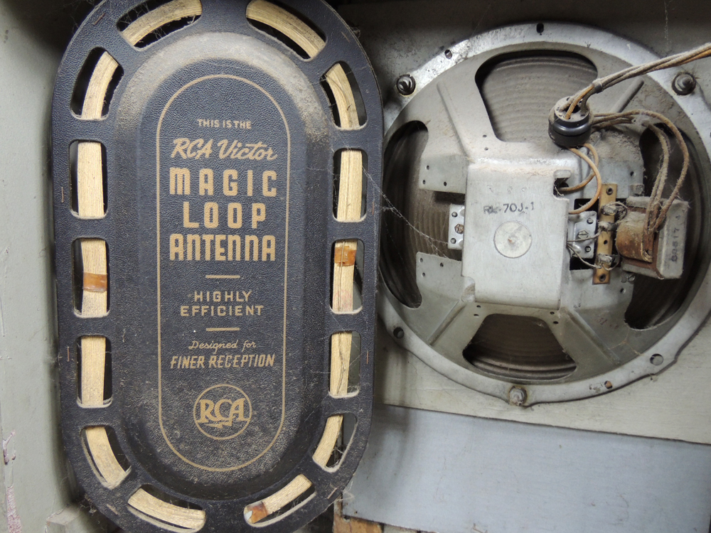 Vintage RCA Victor Art Deco Console Radio