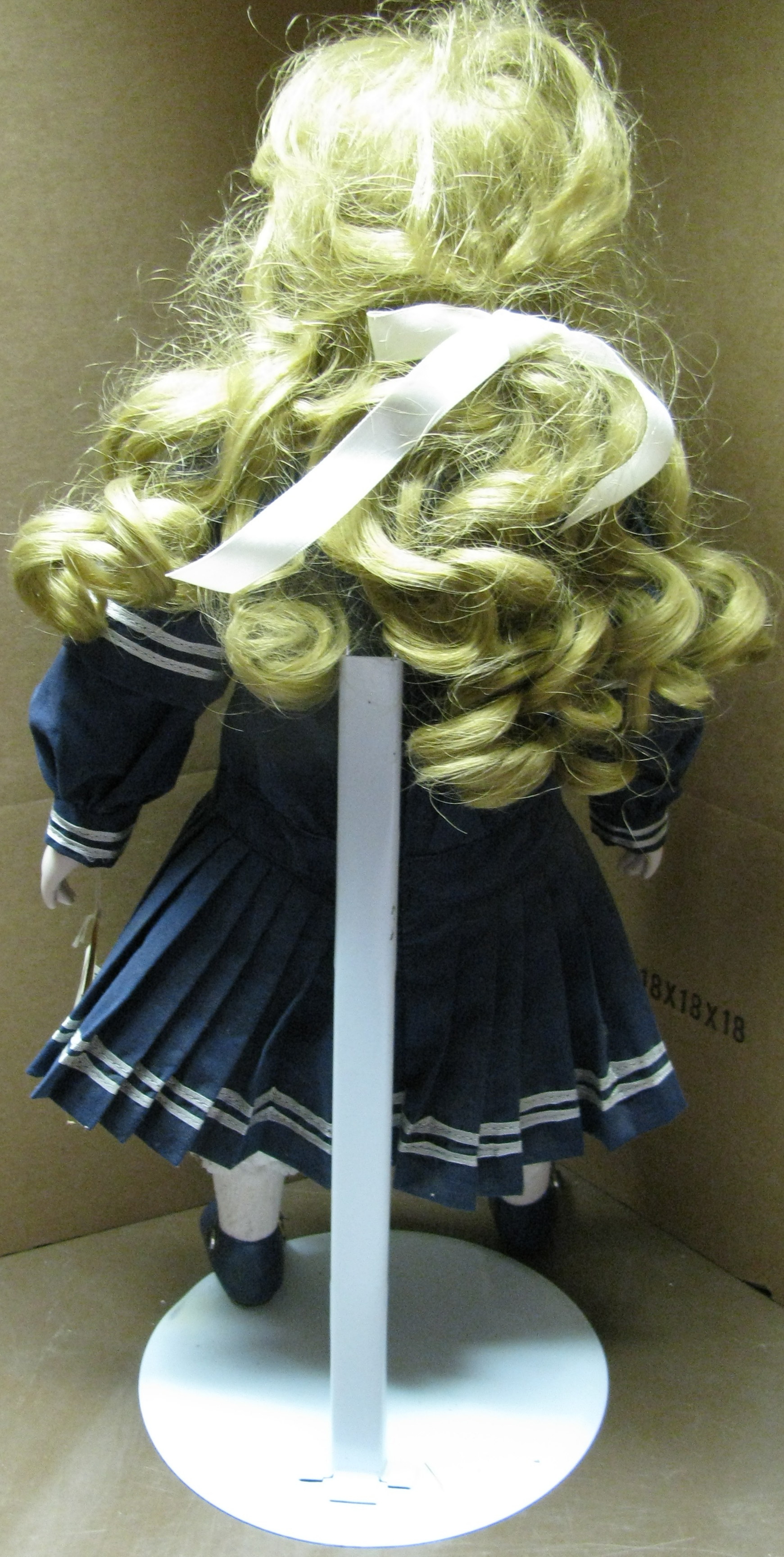 Collectible Porcelain Doll "Maggie"