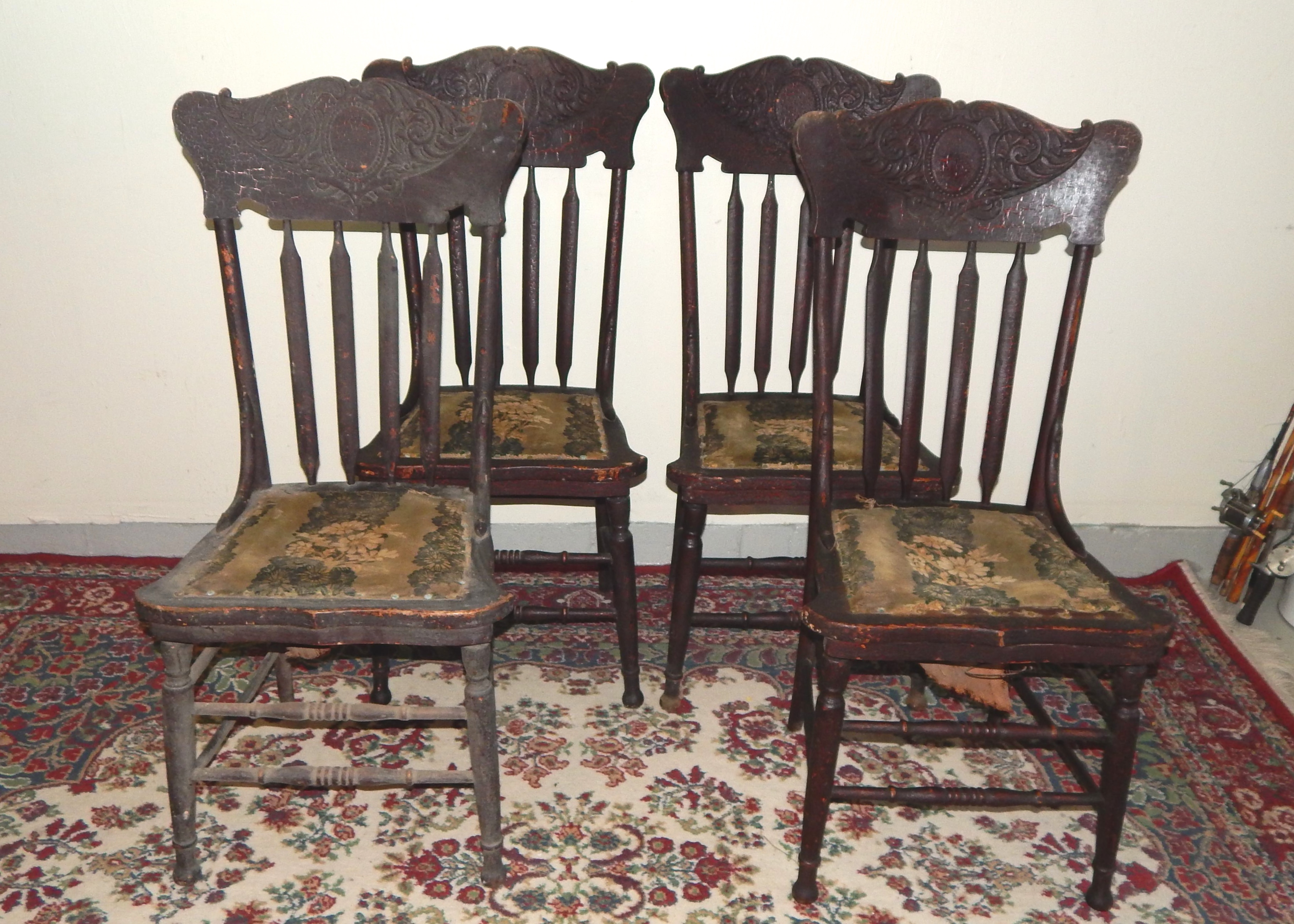 Vintage Round Oak Table & 4 Chairs
