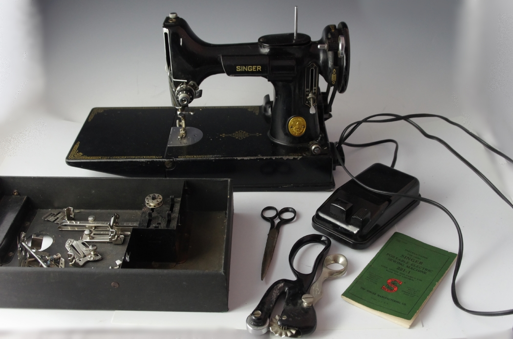 Singer Feather Weight Portable Sewing Machine
