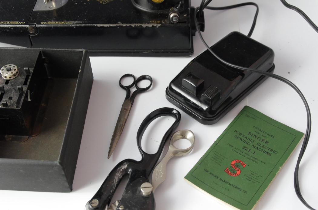 Singer Feather Weight Portable Sewing Machine