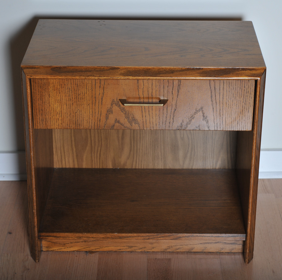 Simple Modern Nightstand with an Oak-Grain Finish