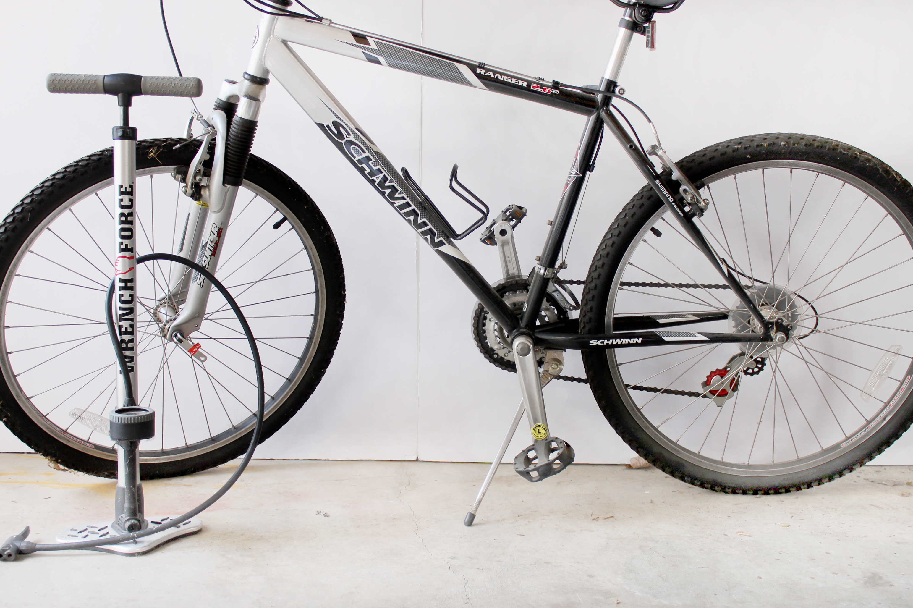 Schwinn Men's Ranger 26" Mountain Bike and Tire Pump