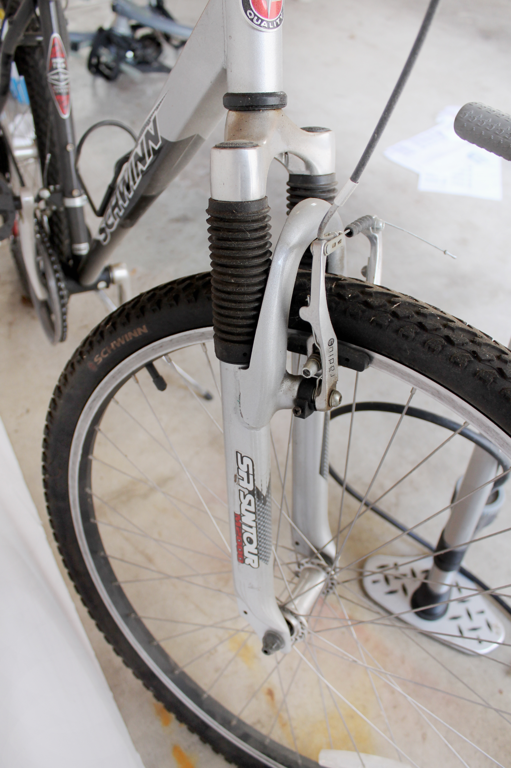 Schwinn Men's Ranger 26" Mountain Bike and Tire Pump