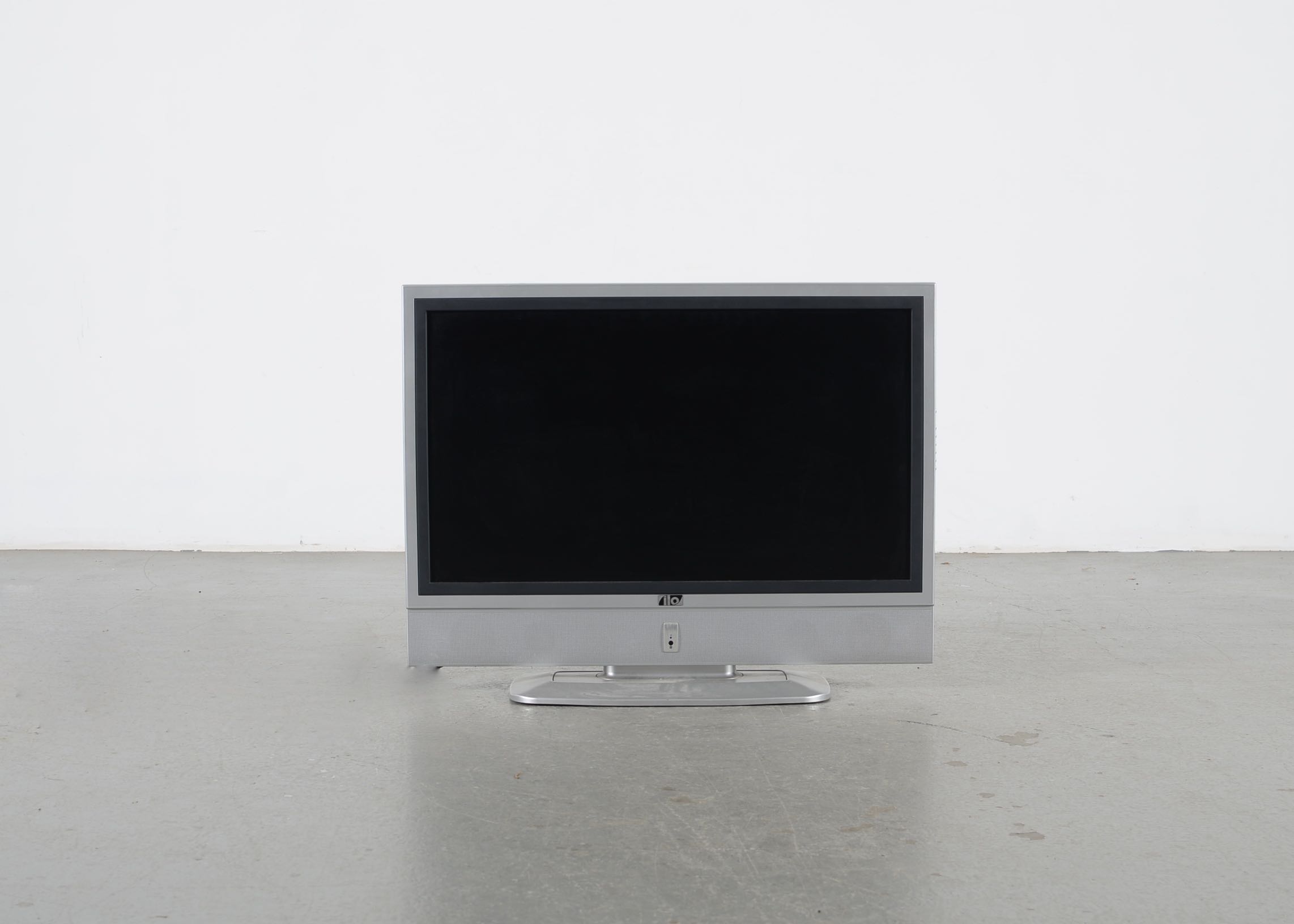 ilo 32" Widescreen LCD Television with Remote