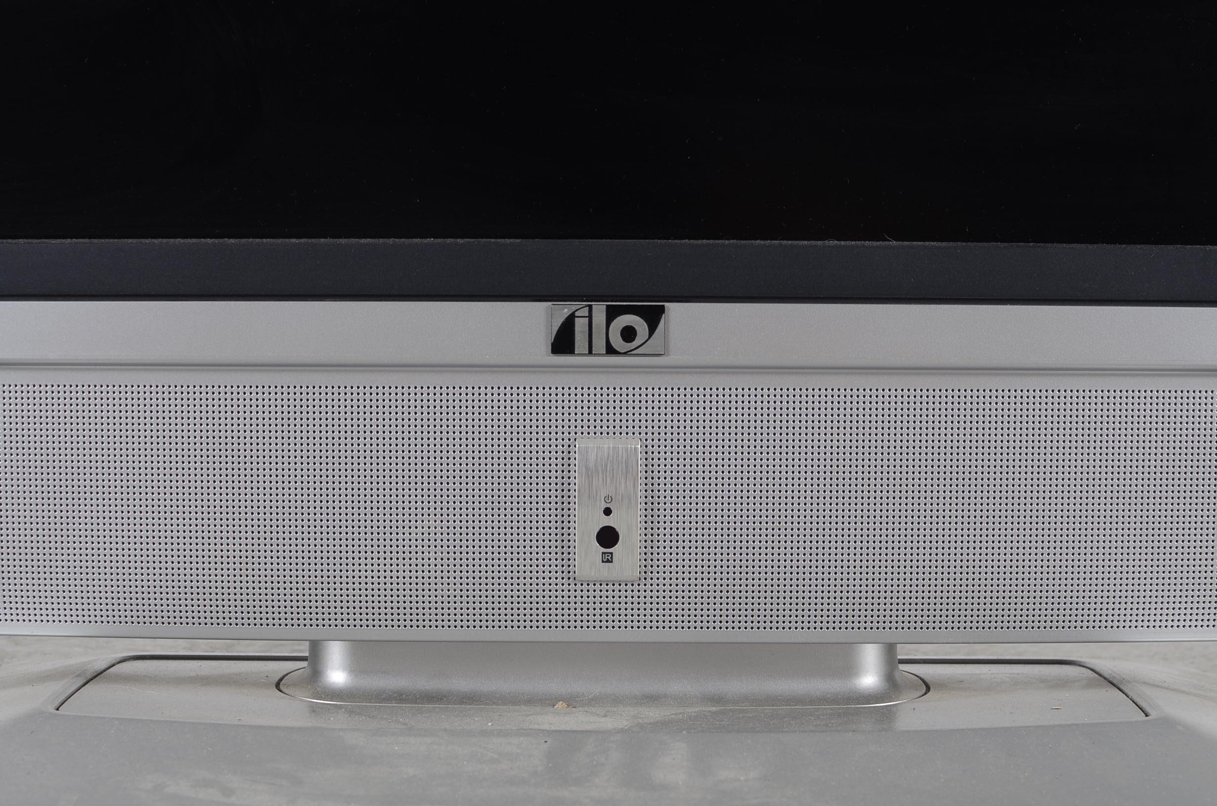 ilo 32" Widescreen LCD Television with Remote