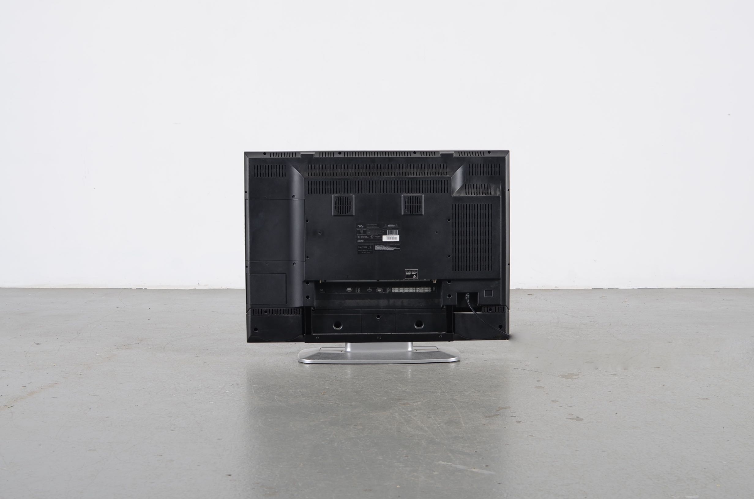 ilo 32" Widescreen LCD Television with Remote