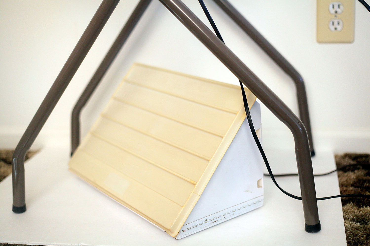 Kodak Carousel 750h Slide Projector, Table and Screen